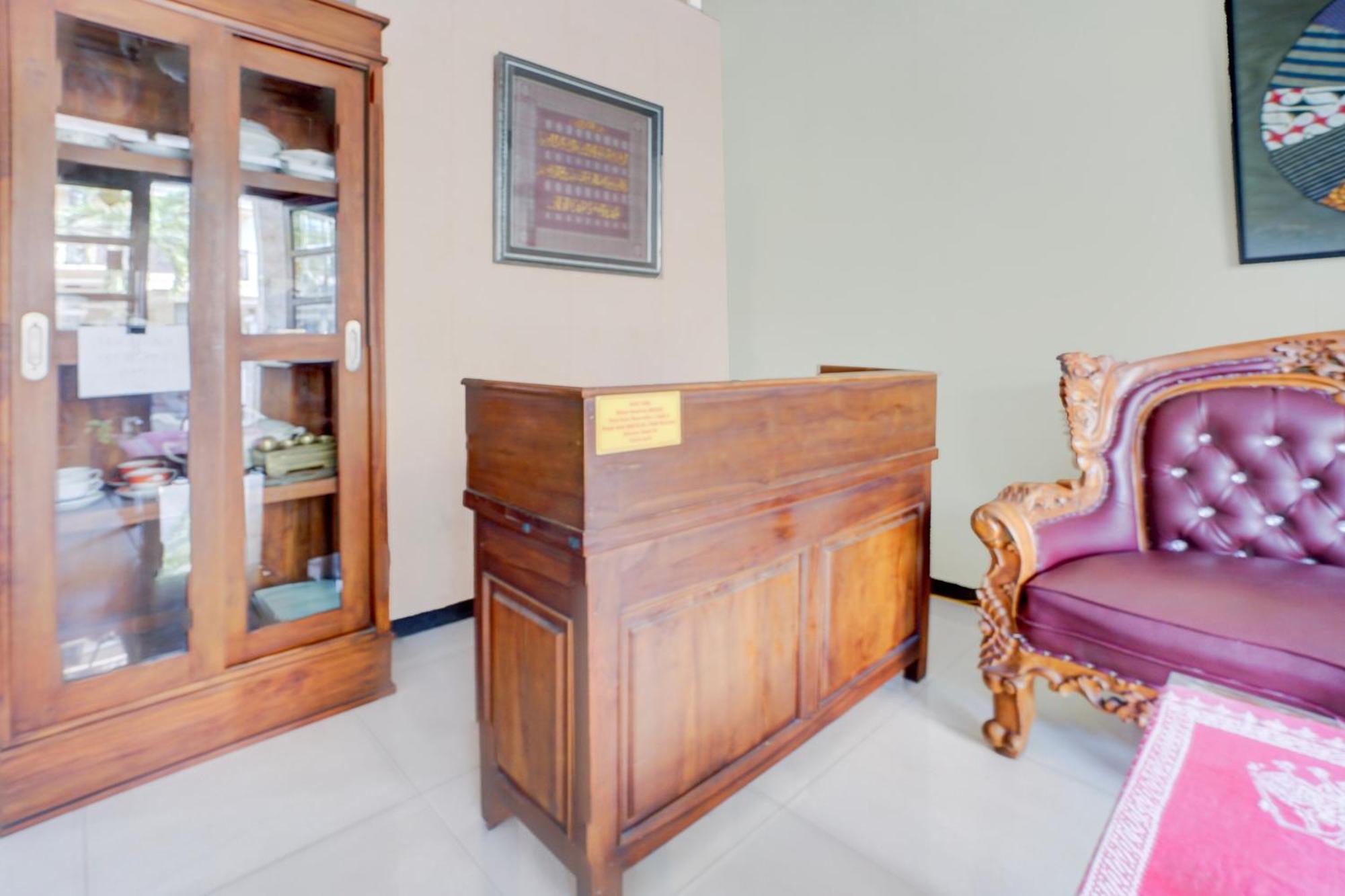 Oyo Life 93083 Nova Jaya 3 Homestay Syariah Lamongan Exterior photo