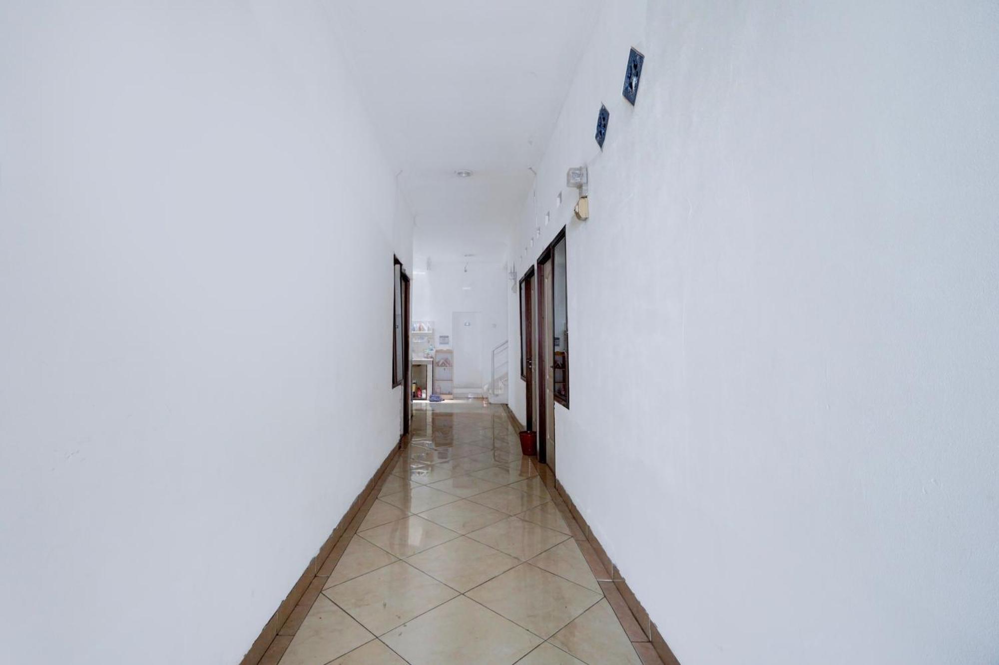 Oyo Life 93083 Nova Jaya 3 Homestay Syariah Lamongan Exterior photo