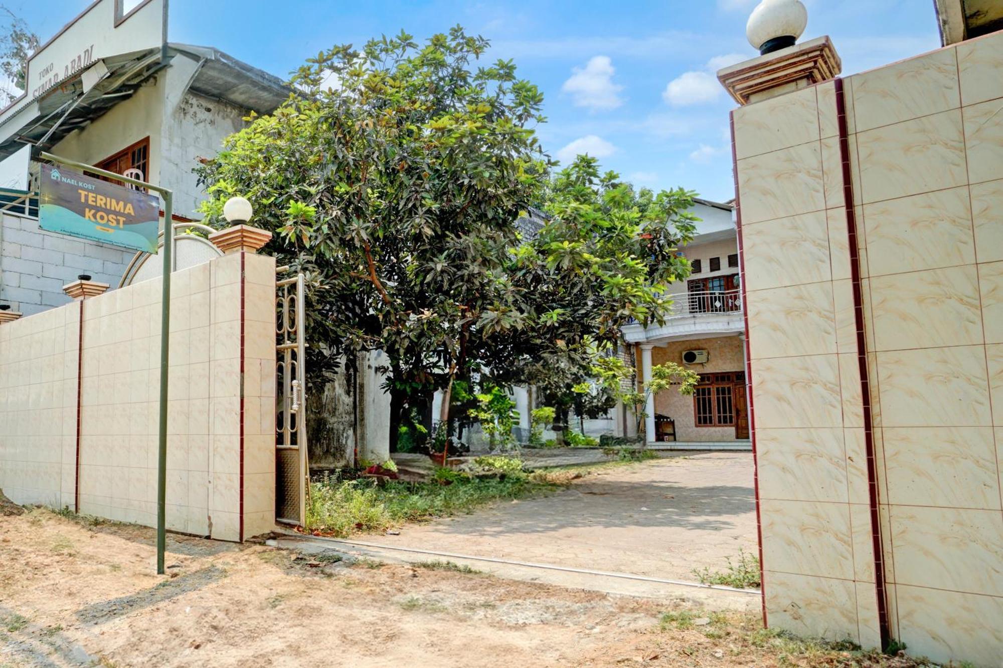 Oyo Life 93083 Nova Jaya 3 Homestay Syariah Lamongan Exterior photo