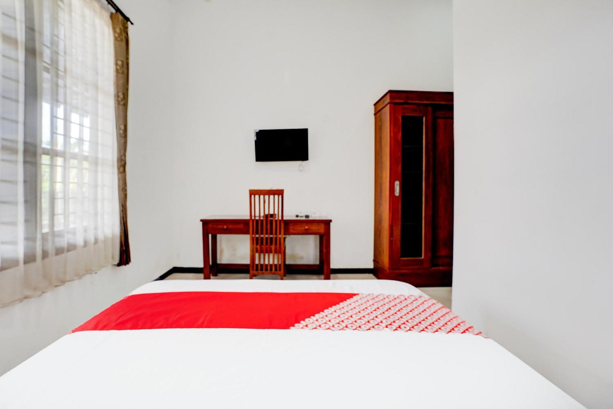 Oyo Life 93083 Nova Jaya 3 Homestay Syariah Lamongan Exterior photo