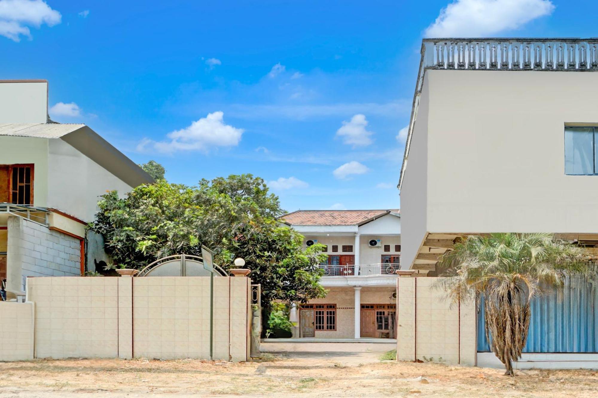 Oyo Life 93083 Nova Jaya 3 Homestay Syariah Lamongan Exterior photo